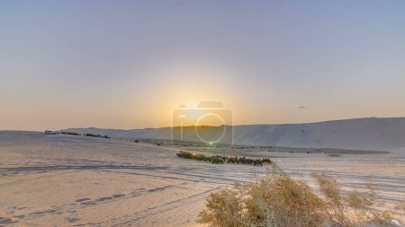 Foto de Buggies en el desierto de arena al atardecer timelapse. Gente y jeep cars el fin de semana. Vista panorámica. Qatar - Imagen libre de derechos