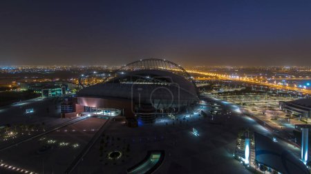 Foto de Vista aérea de Aspire Zone desde la cima noche a día timelapse en Doha. Tráfico en la carretera. Clima brumoso - Imagen libre de derechos