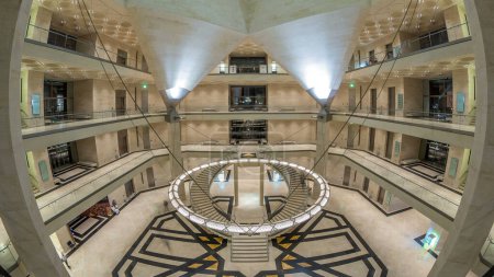 Téléchargez les photos : Vue de l'intérieur de l'emblématique bâtiment du Musée d'art islamique timelapse. Le MIA est situé sur une péninsule artificielle sur la Corniche de Doha. - en image libre de droit