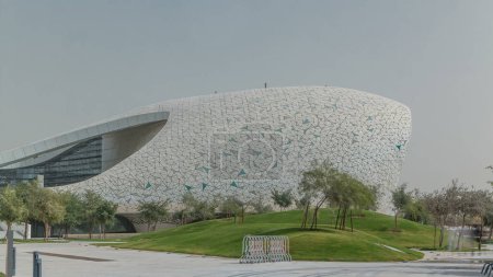 Téléchargez les photos : Education City Complex timelapse lancé par la Qatar Foundation à Doha. Faculté d'études islamiques et mosquée. Il comprend plusieurs universités occidentales. Pelouse verte - en image libre de droit