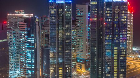 Téléchargez les photos : L'horizon de la région de West Bay depuis le sommet à Doha timelapse, Qatar. gratte-ciel modernes éclairés vue aérienne depuis le toit la nuit - en image libre de droit