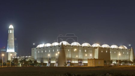 Téléchargez les photos : Imam Muhammad ibn Abd al-Wahhab Mosquée Timelapse (Qatar State Mosque) vue extérieure la nuit. Éclairage et lampadaires - en image libre de droit