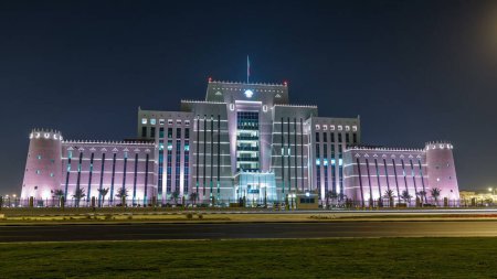 Téléchargez les photos : Le ministère de l'Intérieur à Doha la nuit timelapse. Vue depuis le parc. Trafic sur la route. Doha, Qatar, Moyen-Orient - en image libre de droit