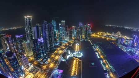 Téléchargez les photos : L'horizon de la région de West Bay depuis le sommet à Doha timelapse, Qatar. Éclairage moderne gratte-ciel vue aérienne depuis le toit la nuit. Trafic sur la route. lentille Fisheye - en image libre de droit