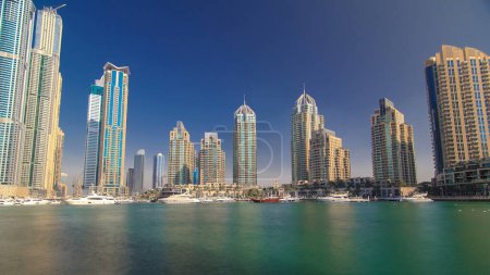 Foto de Dubai Marina con bloque de rascacielos más altos torres residenciales y barcos, yates en el puerto timelapse hiperlapso en Dubai, Emiratos Árabes Unidos - Imagen libre de derechos