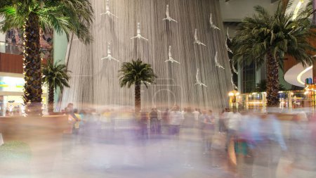 Foto de Waterfall Inside of the Mall with crowd of people near by, worlds largest shopping mall, Dubai, United Arab Emirates timelapse - Imagen libre de derechos