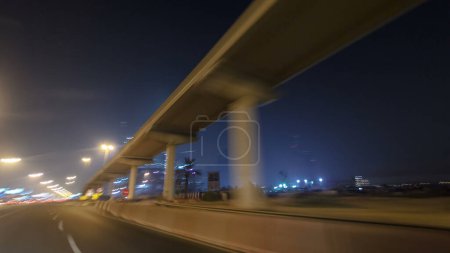 Téléchargez les photos : Conduire sur Sheikh Zayed Road à Dubaï la nuit, Émirats arabes unis timelapse, hyperlapse, drivelapse. Mouvement rapide flou de la voiture - en image libre de droit