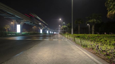 Téléchargez les photos : Route et tunnel sur l'île Palm Jumeirah à Dubaï la nuit, timelapse des EAU, drivelapse, hyperlapse. Mouvement rapide flou de la voiture - en image libre de droit