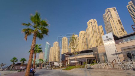 Téléchargez les photos : Jumeirah plage résidence panorama avec palmiers à dubai timelapse, uae. jumeirah plage est une plage de sable blanc qui est situé et nommé d'après le quartier jumeirah de dubai - en image libre de droit