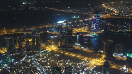 Foto de Dubai céntrico rascacielos noche timelapse con luces de la ciudad vista aérea desde el mirador, lujo nueva ciudad de alta tecnología en Oriente Medio, Emiratos Árabes Unidos arquitectura - Imagen libre de derechos