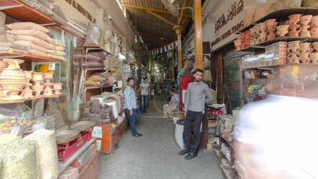 Téléchargez les photos : Dubai Spice Souk ou Old Souk est un marché traditionnel de Dubaï, aux Émirats arabes unis, qui vend une variété de parfums et d'épices. hyperlapsus timelapse - en image libre de droit
