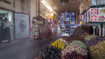 Foto de Dubai Spice Souk o el timelapse Old Souk, un mercado tradicional en Dubai, Emiratos Árabes Unidos, que vende una variedad de fragancias y especias. - Imagen libre de derechos