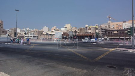 Foto de Intersección con el tráfico en la entrada del timelapse Souq en Dubai. El zoco se compone de más de 300 minoristas que comercian casi exclusivamente en joyería. - Imagen libre de derechos