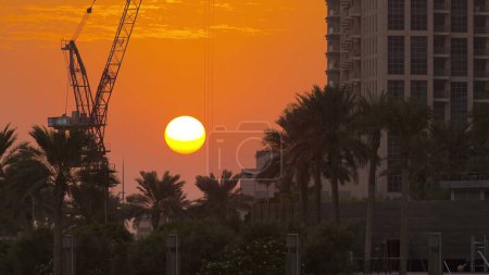 Téléchargez les photos : Coucher de soleil à Dubaï Timelapse centre-ville avec tours et grues, Dubaï avec silhouette dorée du site de construction du centre-ville aux Émirats arabes unis - en image libre de droit