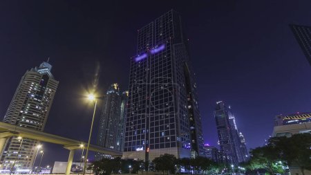 Foto de Rascacielos en el Sheikh Zayed Road noche timelapse hiperlapso con el tráfico y las luces en el centro de Dubai - Imagen libre de derechos