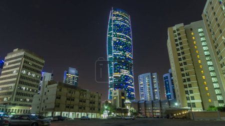 Téléchargez les photos : Tour moderne de grande hauteur et d'autres bâtiments illuminés la nuit hyperlapse timelapse à Koweït City. Koweït, Moyen-Orient - en image libre de droit