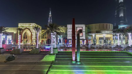Téléchargez les photos : Entrée au Dubai Mall avec palmiers et eau, le plus grand centre commercial au monde. Il est situé dans le complexe Burj Khalifa et dispose de 1200 magasins à l'intérieur, Dubaï, Émirats arabes unis timelapse hyperlapse - en image libre de droit
