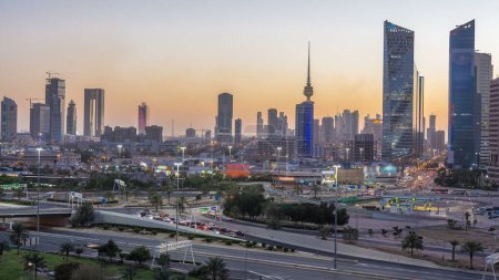 Téléchargez les photos : Skyline avec gratte-ciel jour à nuit transition timelapse dans le centre-ville de Koweït illuminé au crépuscule. Vue aérienne depuis le toit. Koweït, Moyen-Orient. - en image libre de droit