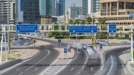 Téléchargez les photos : Koweït City skyline avec gratte-ciel timelapse dans le centre-ville. Vue du pont avec la circulation sur la route. Koweït, Moyen-Orient. - en image libre de droit