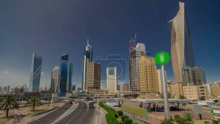 Téléchargez les photos : Koweït City skyline avec gratte-ciel timelapse hyperlapse dans le centre-ville. Vue du pont avec la circulation sur la route. Koweït, Moyen-Orient. - en image libre de droit