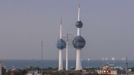 Téléchargez les photos : Vue de dessus des tours de Koweït jour à nuit timelapse de transition illuminé la nuit - le point de repère le plus connu de Koweït City. Koweït, Moyen-Orient. - en image libre de droit