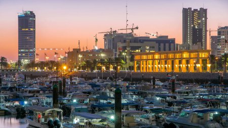 Foto de Yates y barcos en el puerto deportivo de Sharq con horizonte de la ciudad noche a día timelapse transición en Kuwait. Ciudad de Kuwait, Medio Oriente. Torres modernas reflejadas en el agua - Imagen libre de derechos