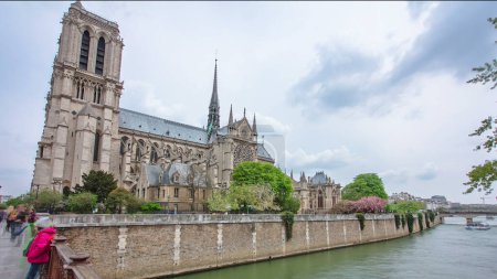 Téléchargez les photos : Notre Dame de Paris timelapse hyperlapse vue du pont à la rivière et au bord de l'eau, France. - en image libre de droit