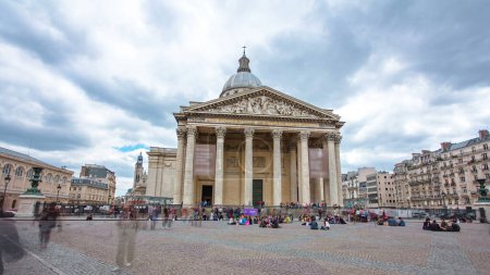 Téléchargez les photos : Paris le Panthéon du Mausolée, vue de face, hyperlapsus intemporel avec nuages. Des gens marchent sur une place devant. France - en image libre de droit