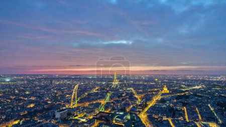 Foto de El horizonte de la ciudad transición día a noche desde arriba. París, Francia. Vista aérea desde el tour Montparnasse timelapse panorámico con el tráfico en las calles después de la puesta del sol - Imagen libre de derechos