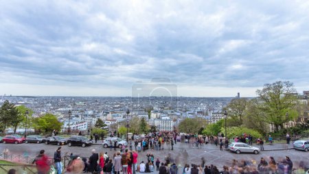 Foto de Vista aérea panorámica de París desde la cima de Montmartre con nubes timelapse. Multitud de personas en el punto de vista - Imagen libre de derechos