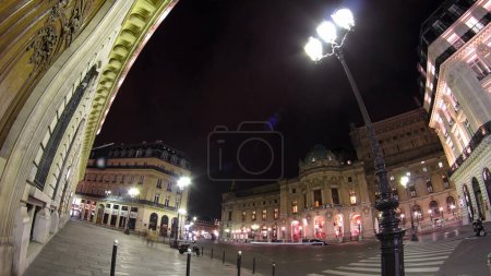 Foto de Traffic at the street panoramic timelapse near Opera National de Paris in the night time. Grand Opera or Garnier Palace is famous neo-baroque building in Paris, France - Imagen libre de derechos