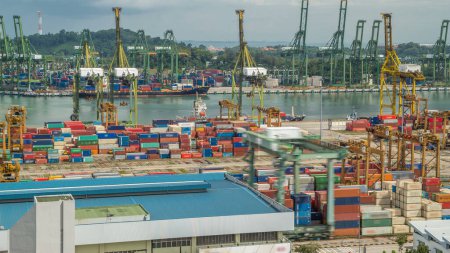 Foto de Puerto de Singapur timelapse desde arriba. Vista aérea panorámica del puerto de carga asiático más concurrido con cientos de barcos que cargan mercancías de exportación e importación y miles de contenedores en el puerto - Imagen libre de derechos