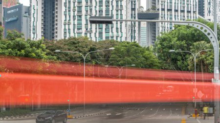 Téléchargez les photos : Le carrefour des rues de Singapour près de Chinatown Timelapse. Trafic sur la route. Les grands bâtiments blancs sont en fait des bâtiments de logements publics - en image libre de droit