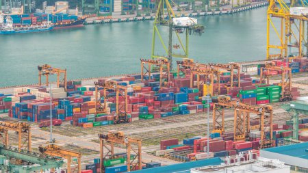Foto de Puerto comercial de Singapur timelapse. Vista aérea panorámica del puerto de carga asiático más concurrido con cientos de barcos que cargan mercancías de exportación e importación y miles de contenedores en el puerto - Imagen libre de derechos