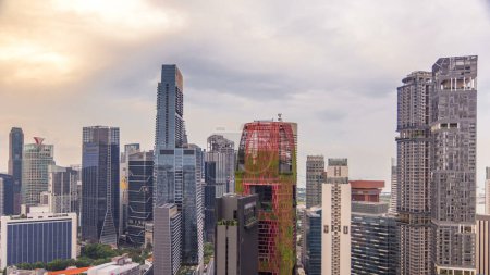 Téléchargez les photos : Vue aérienne du centre-ville de Singapour dans la soirée timelapse depuis le toit. Tours et gratte-ciel modernes - en image libre de droit