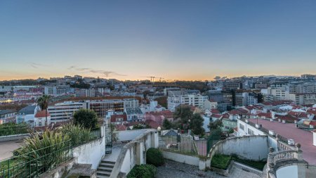 Téléchargez les photos : Panorama montrant Jardim do Torel passage du jour à la nuit timelapse, un jardin traditionnel et point de vue avec des vues inhabituelles sur le centre-ville de Lisbonne. Il dispose d'une terrasse et d'un grand étang. Portugal - en image libre de droit