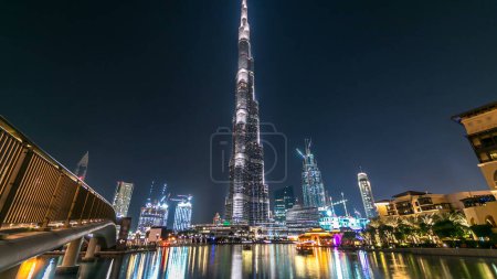 Téléchargez les photos : Dubaï centre-ville et Burj Khalifa timelapse près du lac avec fontaine et pont à Dubaï, EAU. Burj Khalifa est un bâtiment le plus haut du monde, à 828m. Situé sur Sheikh Zayed Road, Émirats arabes unis
. - en image libre de droit