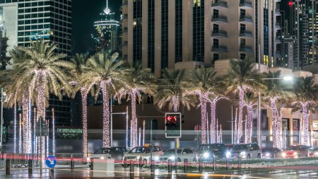 Téléchargez les photos : Dubaï nuit illumination circulation carrefour timelapse dans le centre-ville, uae. Carrefour avec feux de circulation et passage pour piétons - en image libre de droit