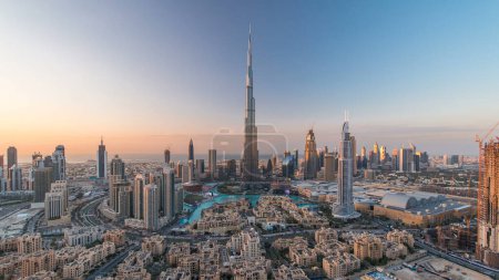 Téléchargez les photos : Dubaï Temps de transition du jour à la nuit au centre-ville avec Burj Khalifa et d'autres tours vue du sommet avant la célébration du nouvel an à Dubaï, Émirats arabes unis. Lumières allumées. - en image libre de droit