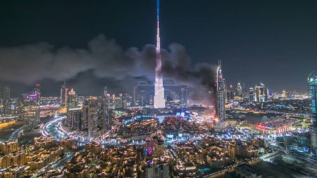 Téléchargez les photos : Énorme accident d'incendie est survenu de l'Hôtel The Address et Dubaï Burj Khalifa avant le Nouvel An 2016 feux d'artifice célébration timelapse sur Janvier 1,2016 à Dubaï, EAU. Vue du haut - en image libre de droit
