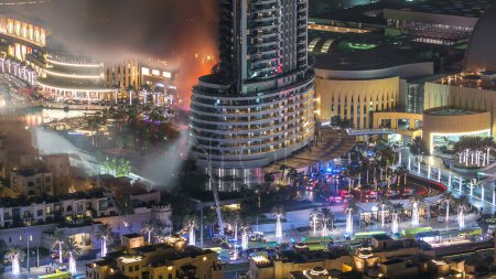 Foto de Enorme accidente de incendio ocurrió desde el The Address Hotel y Dubai Burj Khalifa antes de Año Nuevo 2016 fuegos artificiales celebración timelapse en enero 1, 2016 en Dubai, Emiratos Árabes Unidos. Vista desde arriba - Imagen libre de derechos