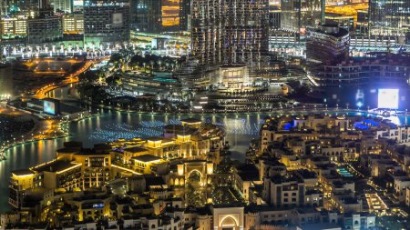 Dubai Downtown Nacht Zeitraffer mit Musik Fontäne Show in der Nähe des Burj Khalifa und andere Türme Nahaufnahme von oben vor der Silvesterfeier in Dubai, Vereinigte Arabische Emirate.