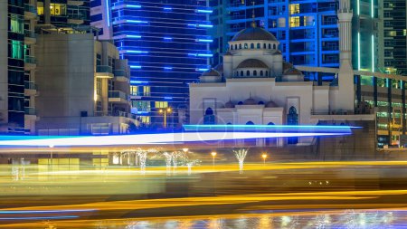 Téléchargez les photos : Mosquée parmi les immeubles modernes de grande hauteur, tours et hôtels timelapse de nuit à Dubai Marina, Émirats arabes unis, Moyen-Orient - en image libre de droit