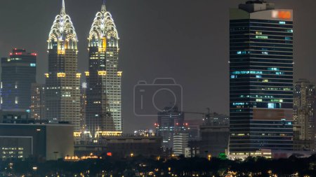 Foto de Dubai Internet City distrito con torres iluminadas timelapse de Palm Island por la noche - Imagen libre de derechos