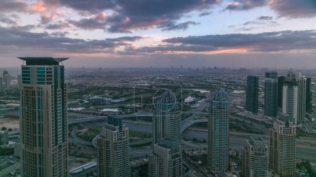 Téléchargez les photos : Lever de soleil à Dubai Marina avec tours modernes et port avec yacht du gratte-ciel, Dubaï, EAU timelapse vue aérienne panoramique avec nuages sur le ciel - en image libre de droit