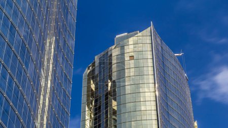 Busque la vista panorámica y la perspectiva de acero vidrio rascacielos de gran altura timelapse edificio, concepto de negocio de éxito de la arquitectura industrial, Dubai, Emiratos Árabes Unidos. Cielo nublado azul en el día soleado