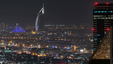 Téléchargez les photos : Vue aérienne d'une grande ville moderne la nuit timelapse avec circulation nocturne et gratte-ciel éclairés, immeubles de bureaux, hôtels. Business bay, Dubai, Émirats arabes unis. - en image libre de droit
