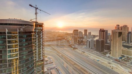 Téléchargez les photos : Coucher de soleil vue aérienne sur le dessus timelapse à Dubai Marina et gratte-ciel JLT à Dubaï, EAU. Tours modernes et la circulation sur cheikh zayed route d'en haut - en image libre de droit
