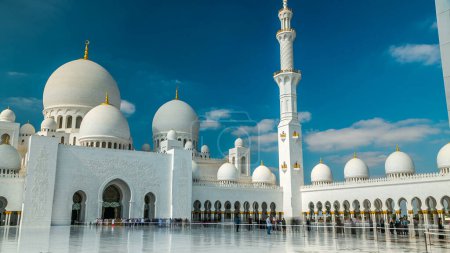 Téléchargez les photos : Cheikh Zayed Grande mosquée timelapse situé à Abu Dhabi capitale des Émirats arabes unis. C'est la plus grande mosquée des EAU. Ciel nuageux bleu - en image libre de droit