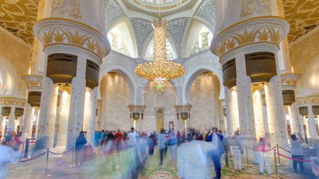 Foto de Magnífico interior de Sheikh Zayed Gran Mezquita timelapse hiperlapso con multitud en Abu Dhabi. Es la mezquita más grande de los Emiratos Árabes Unidos y la octava más grande del mundo. - Imagen libre de derechos